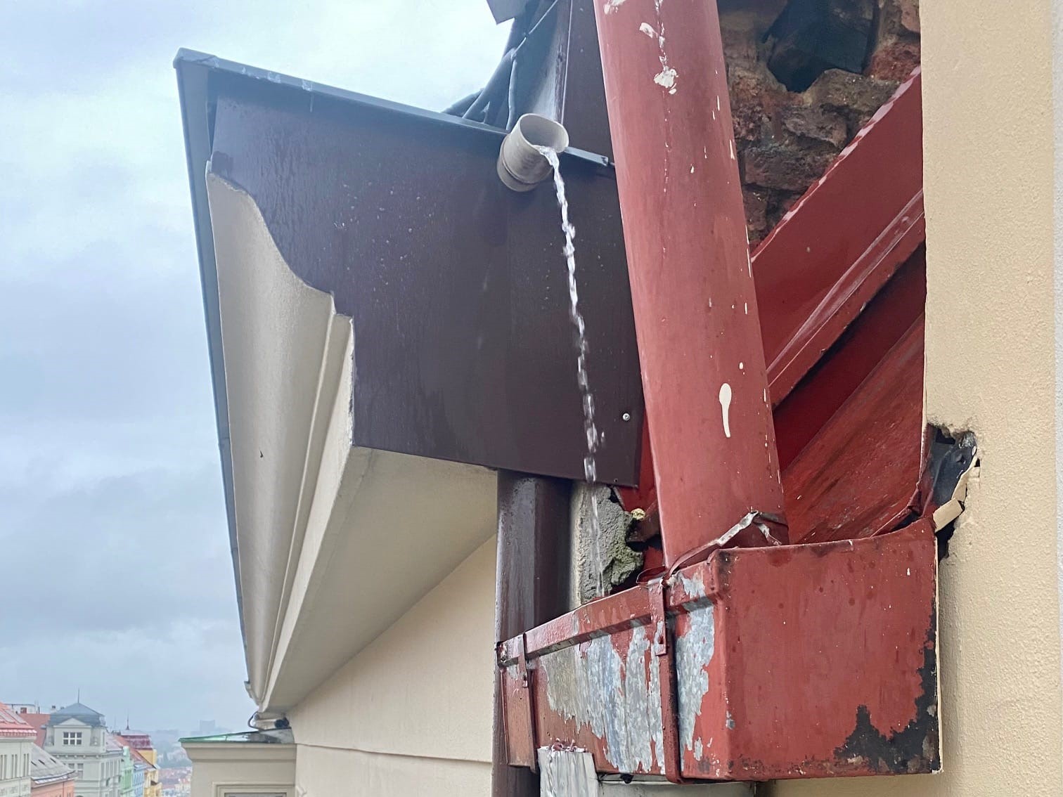 Řešení havarijních stavů střech a fasád - rychlé a profesionální opravy klempířských prvků