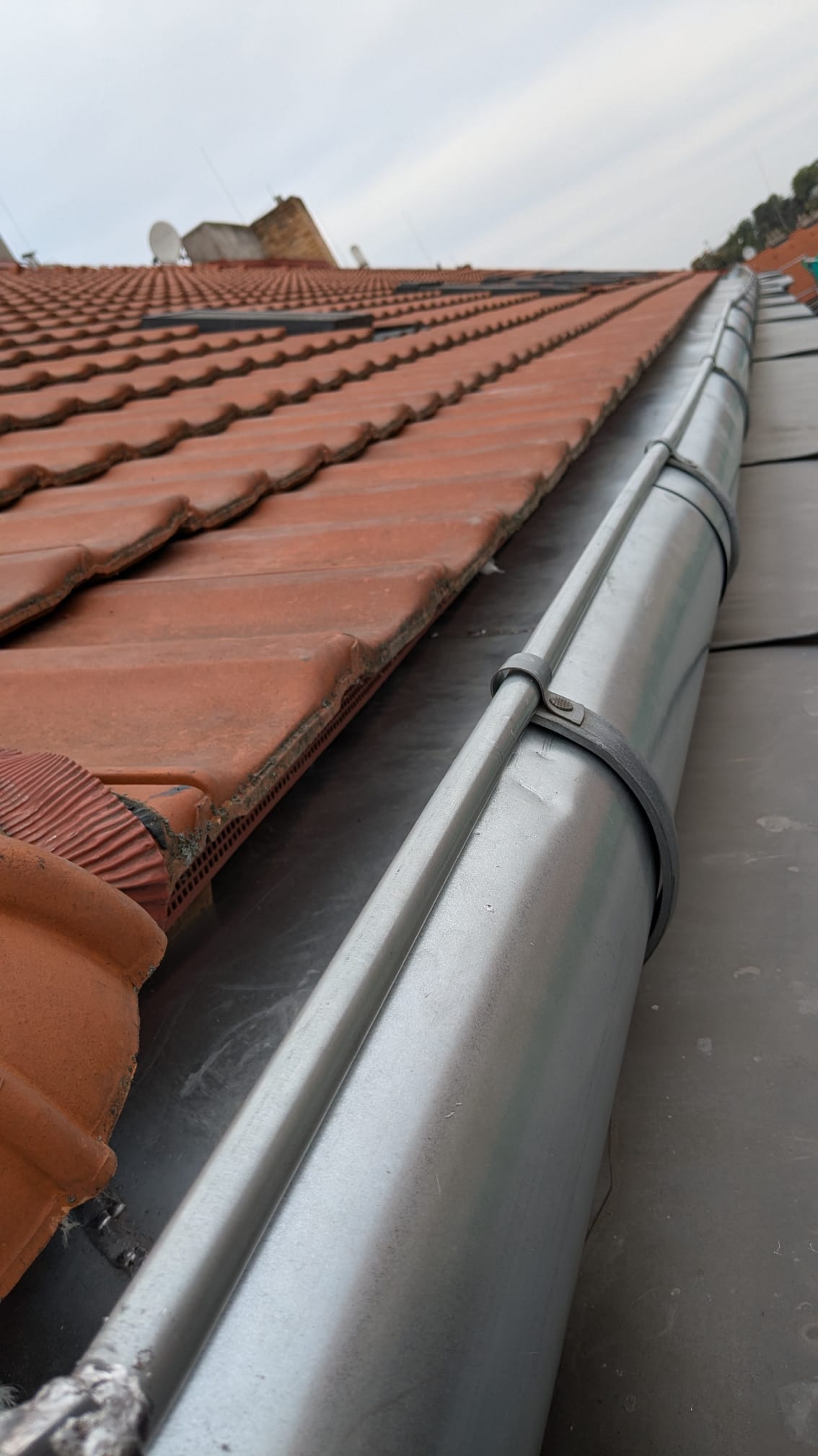 Odvodňovací systémy - instalace a opravy žlabů a svodů pro efektivní odvod dešťové vody