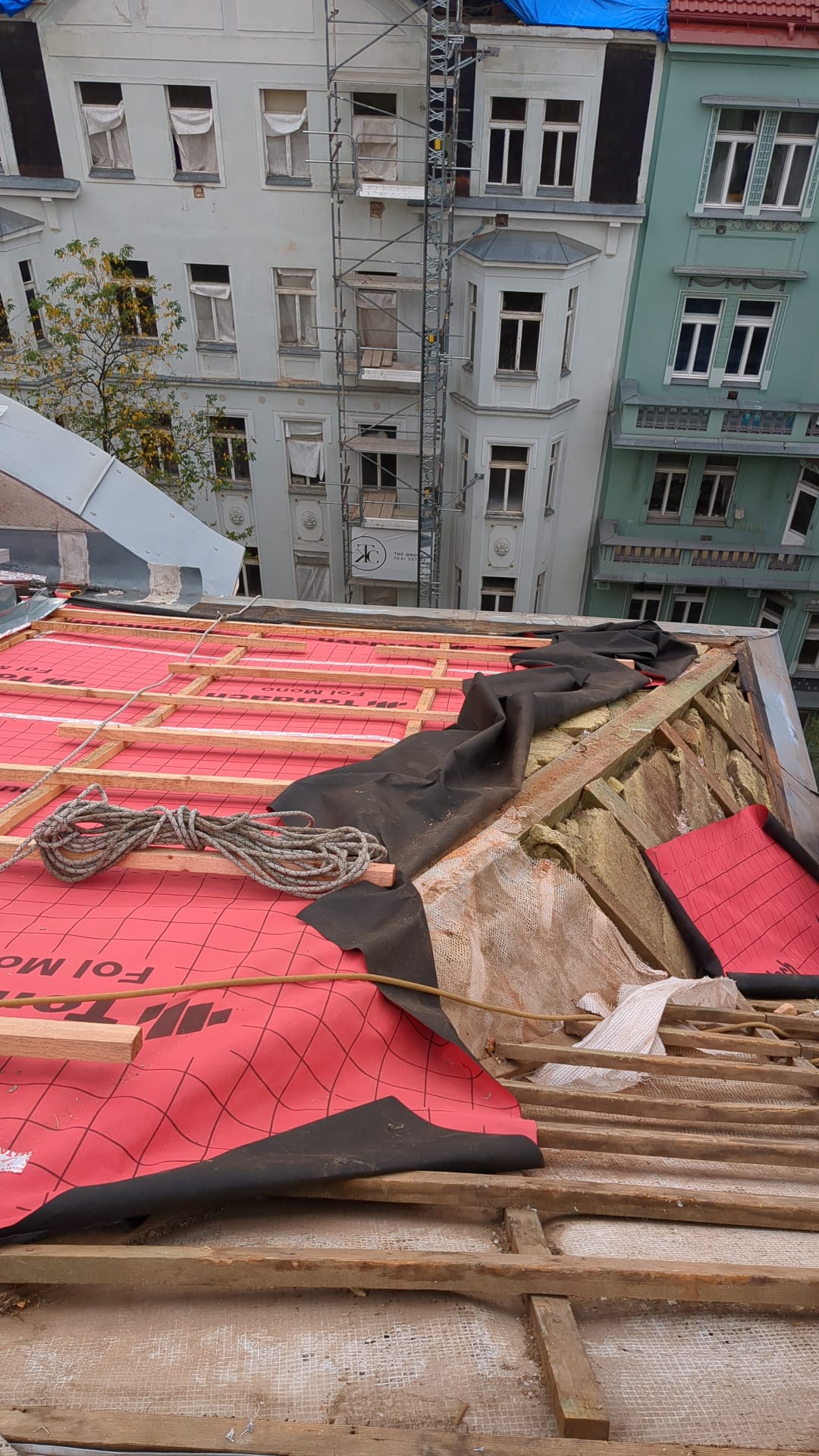 Kompletní rekonstrukce střech v Praze - komplexní řešení včetně klempířských, pokrývačských a tesařských prací