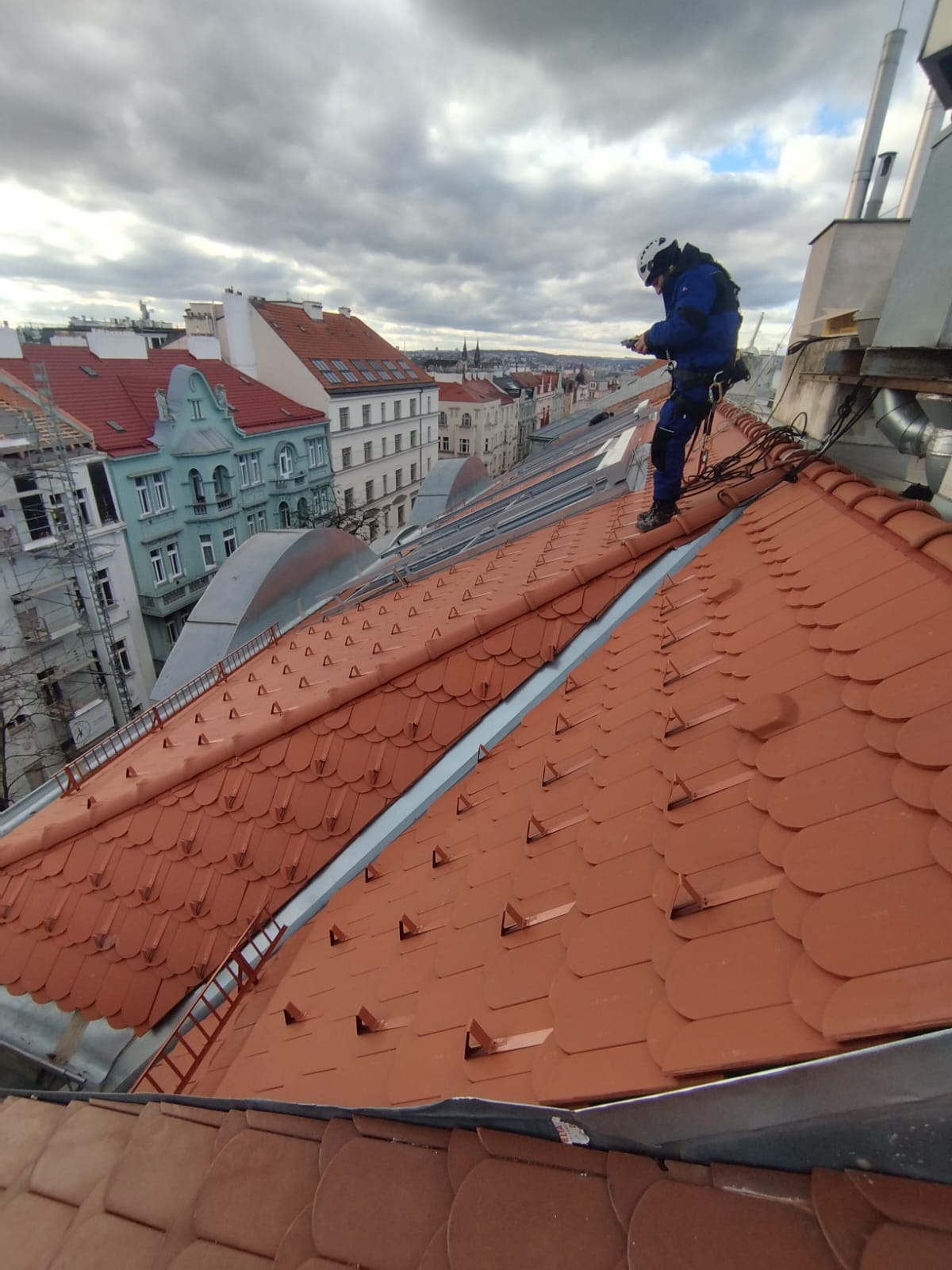 Výškové klempířské práce v Praze - realizace s využitím horolezecké techniky a plošin